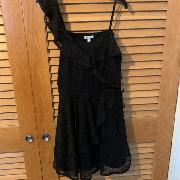 Adorable black lace dress off the shoulders - Picture 3 of 4